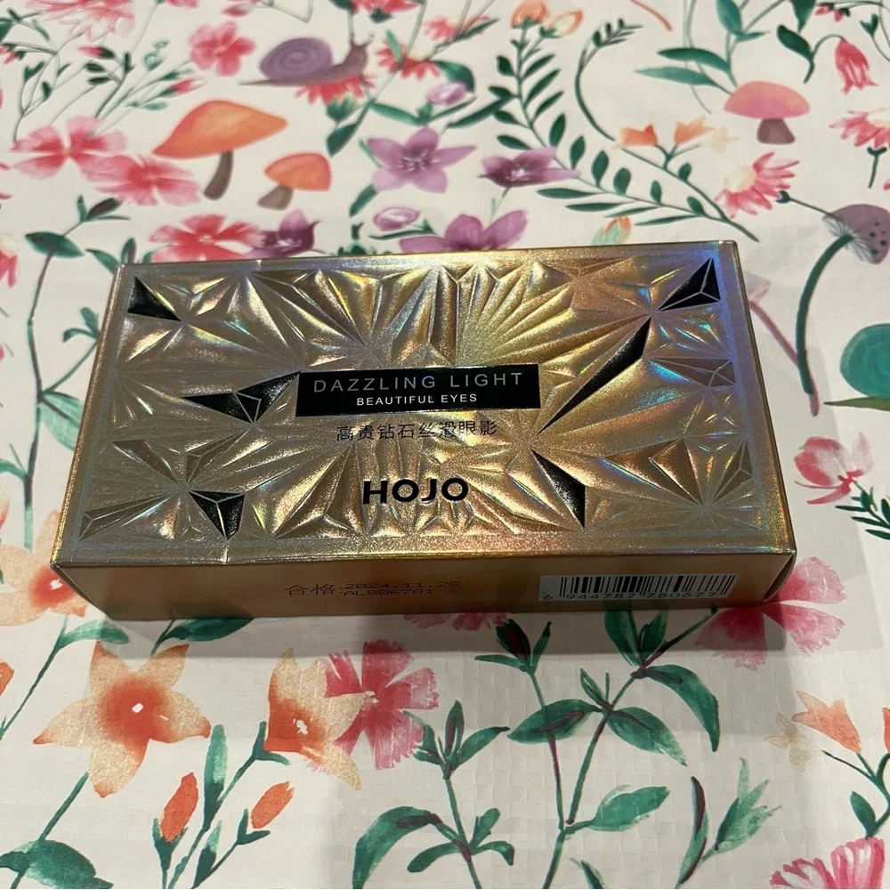 Gold Eyeshadow Palette with Bright and Neutral Colors